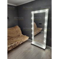 Белое гримерное зеркало с подсветкой на подставке 180х80 см